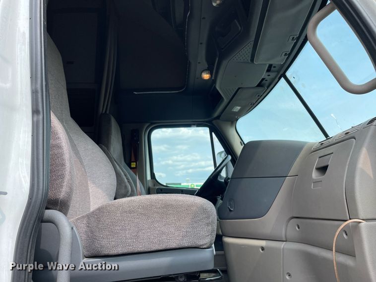 image for item LJ9687 2016 Freightliner Cascadia 125  semi truck