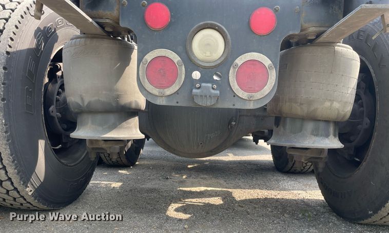 image for item LJ9687 2016 Freightliner Cascadia 125  semi truck