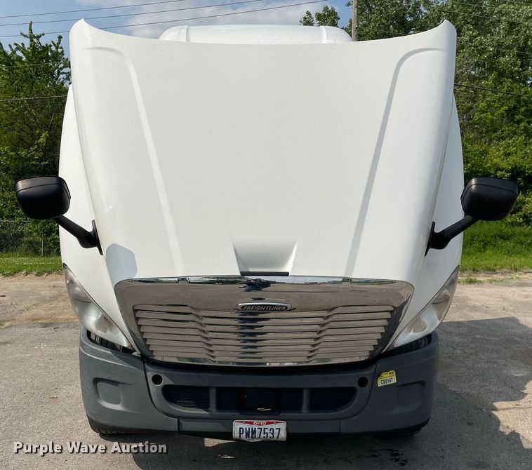 image for item LJ9687 2016 Freightliner Cascadia 125  semi truck