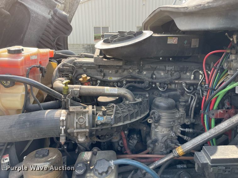 image for item LJ9687 2016 Freightliner Cascadia 125  semi truck