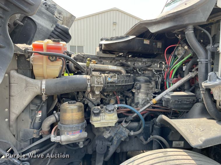 image for item LJ9687 2016 Freightliner Cascadia 125  semi truck