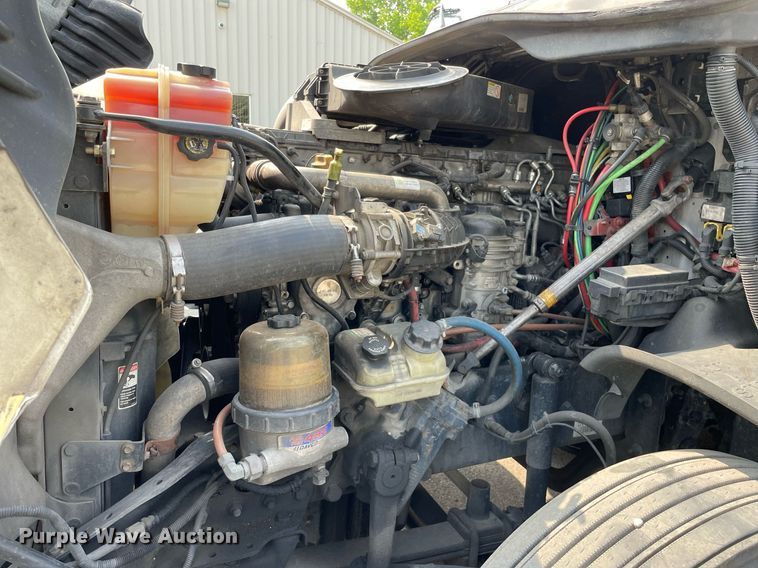 image for item LJ9687 2016 Freightliner Cascadia 125  semi truck