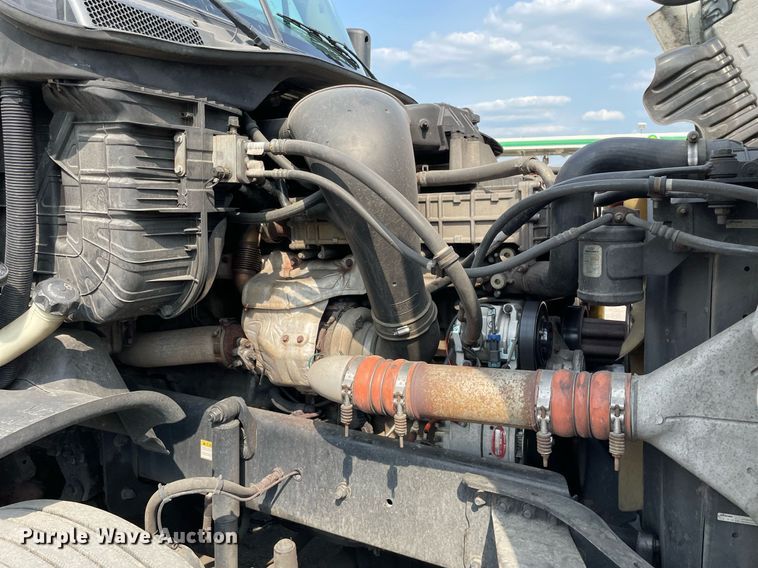 image for item LJ9687 2016 Freightliner Cascadia 125  semi truck