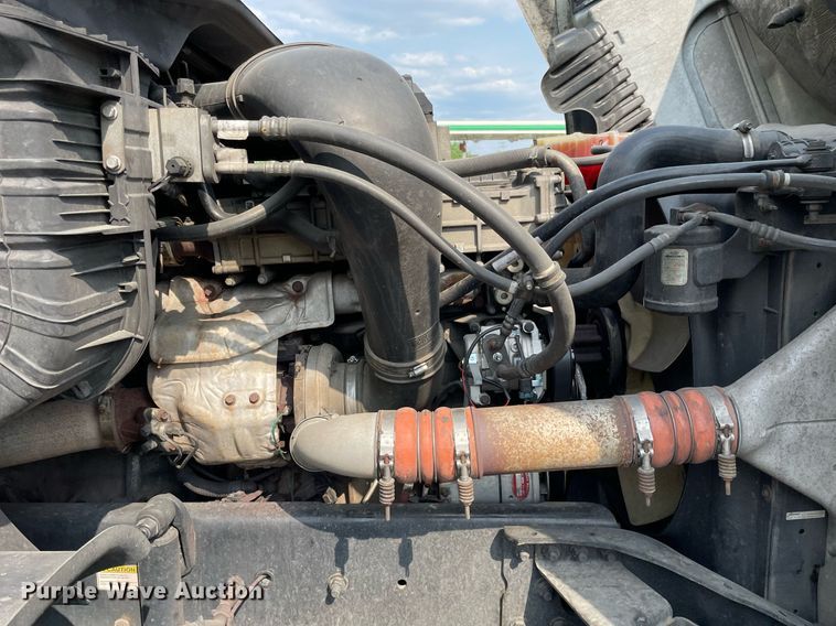 image for item LJ9687 2016 Freightliner Cascadia 125  semi truck