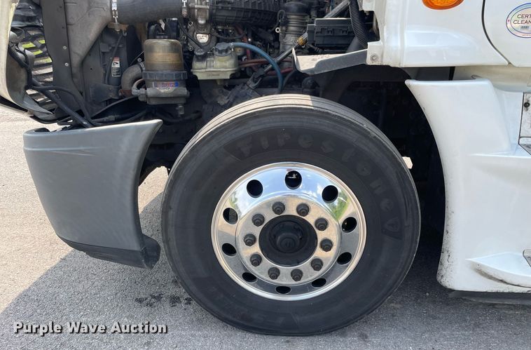 image for item LJ9687 2016 Freightliner Cascadia 125  semi truck