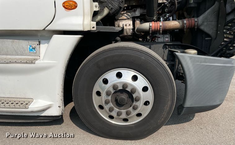 image for item LJ9687 2016 Freightliner Cascadia 125  semi truck