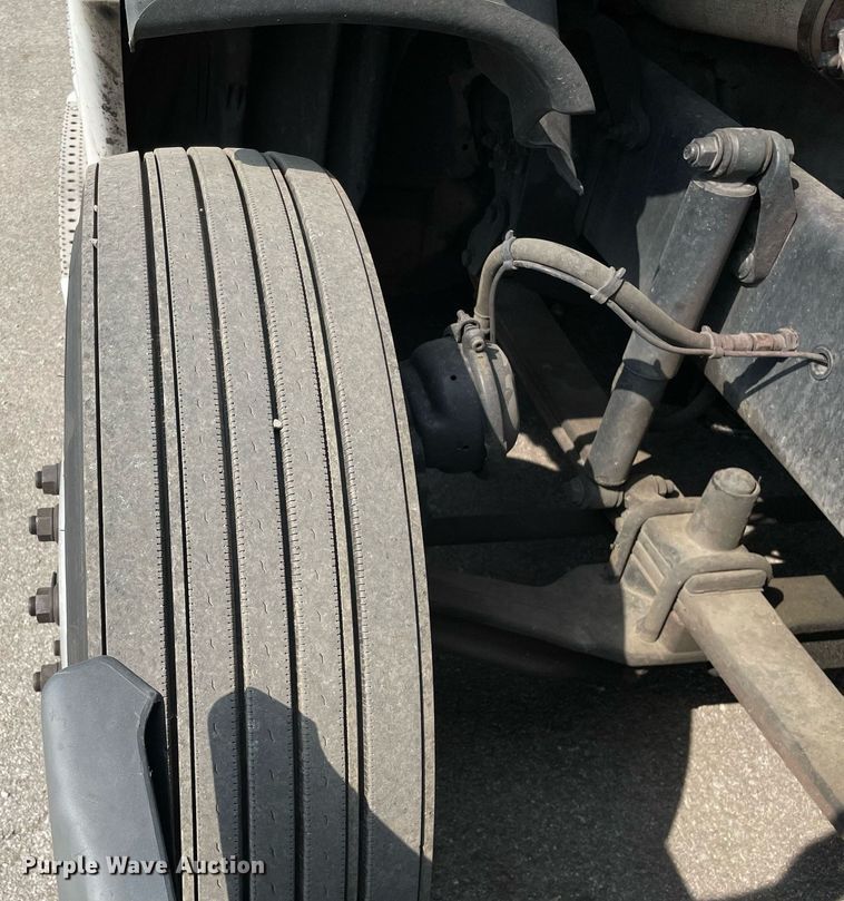 image for item LJ9687 2016 Freightliner Cascadia 125  semi truck