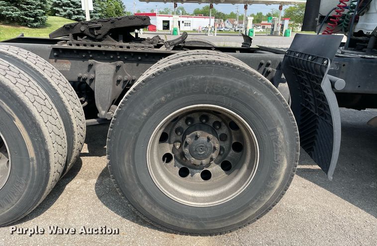 image for item LJ9687 2016 Freightliner Cascadia 125  semi truck