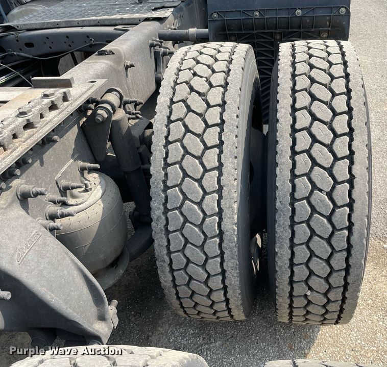 image for item LJ9687 2016 Freightliner Cascadia 125  semi truck