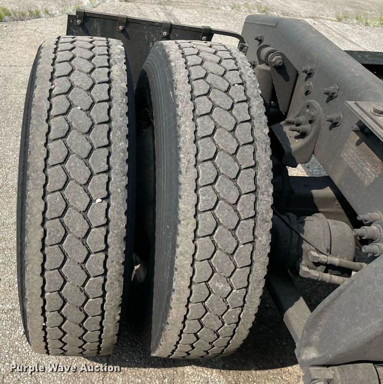 image for item LJ9687 2016 Freightliner Cascadia 125  semi truck