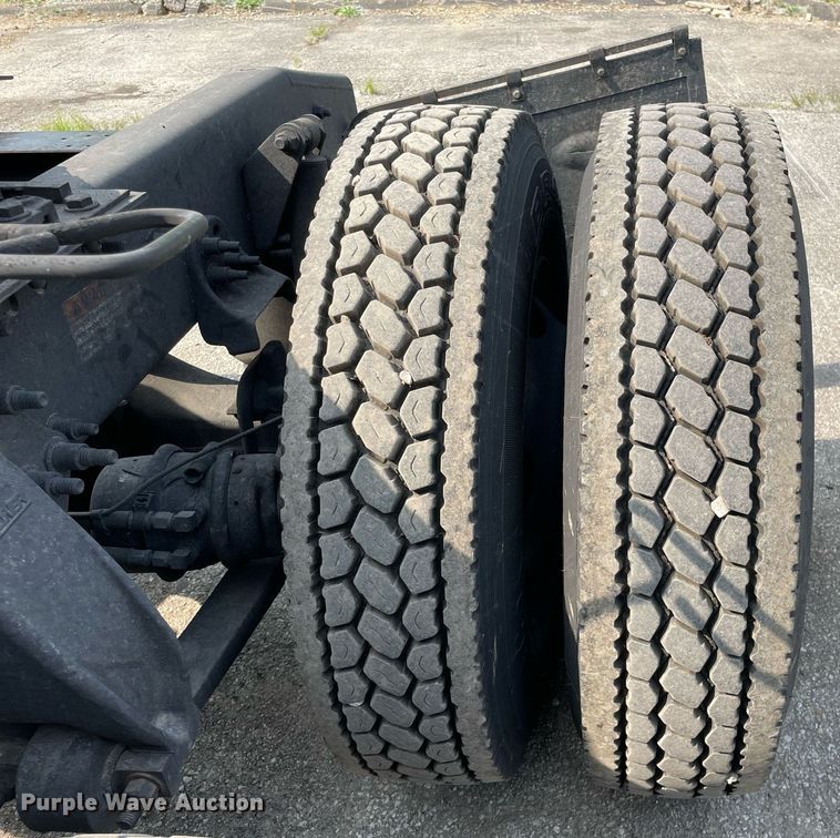 image for item LJ9687 2016 Freightliner Cascadia 125  semi truck