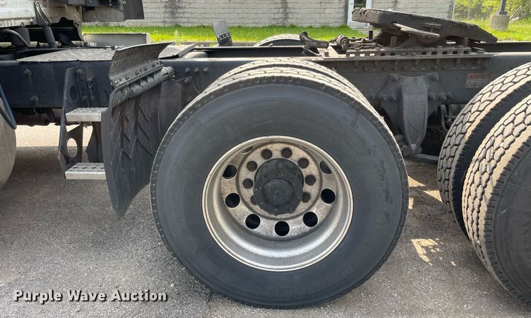 image for item LJ9687 2016 Freightliner Cascadia 125  semi truck