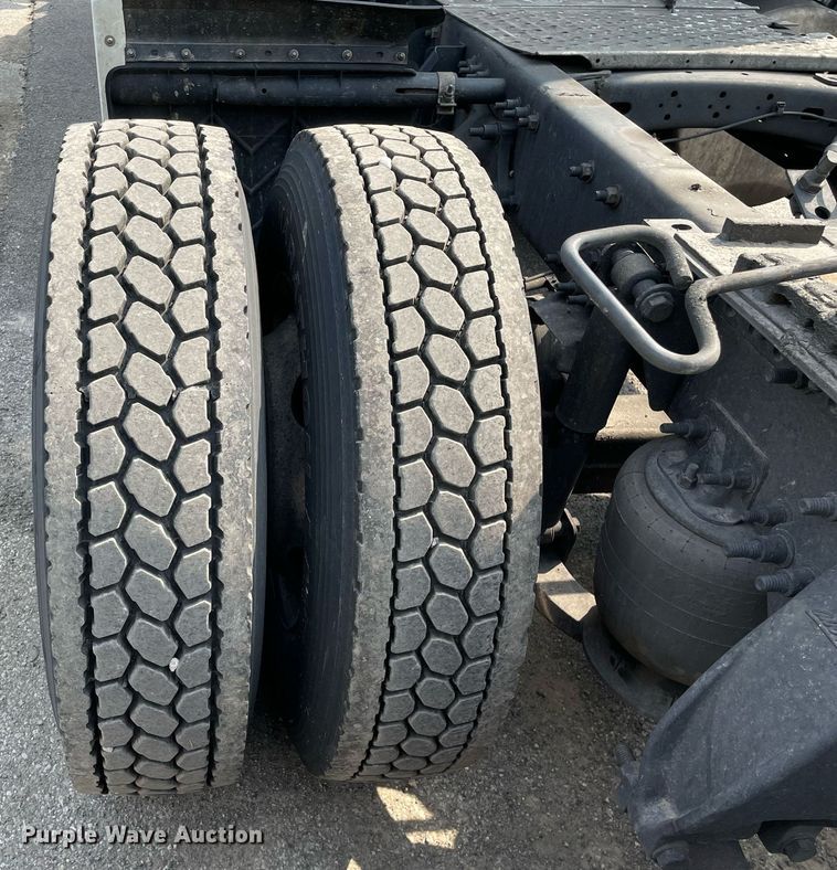 image for item LJ9687 2016 Freightliner Cascadia 125  semi truck