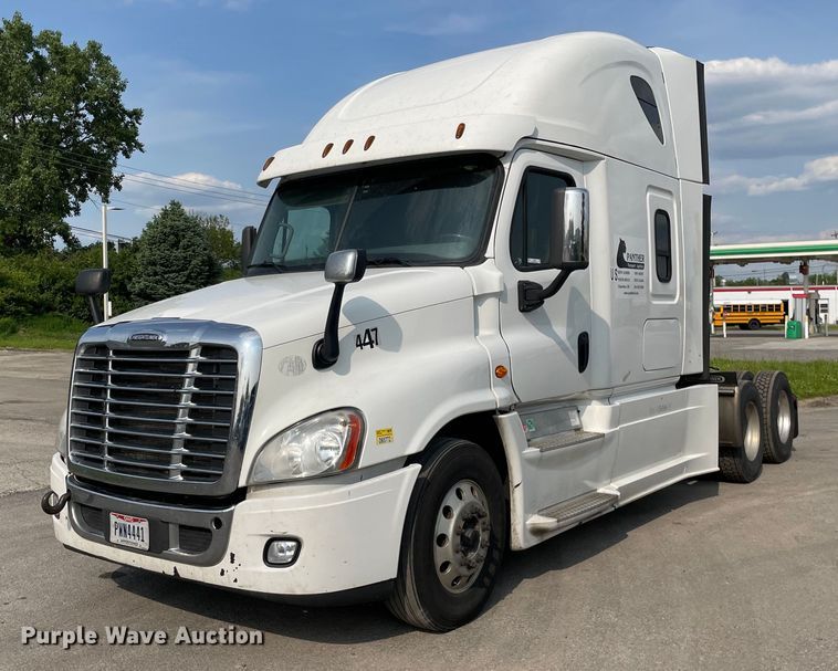 image for item LJ9689 2016 Freightliner Cascadia 125  semi truck