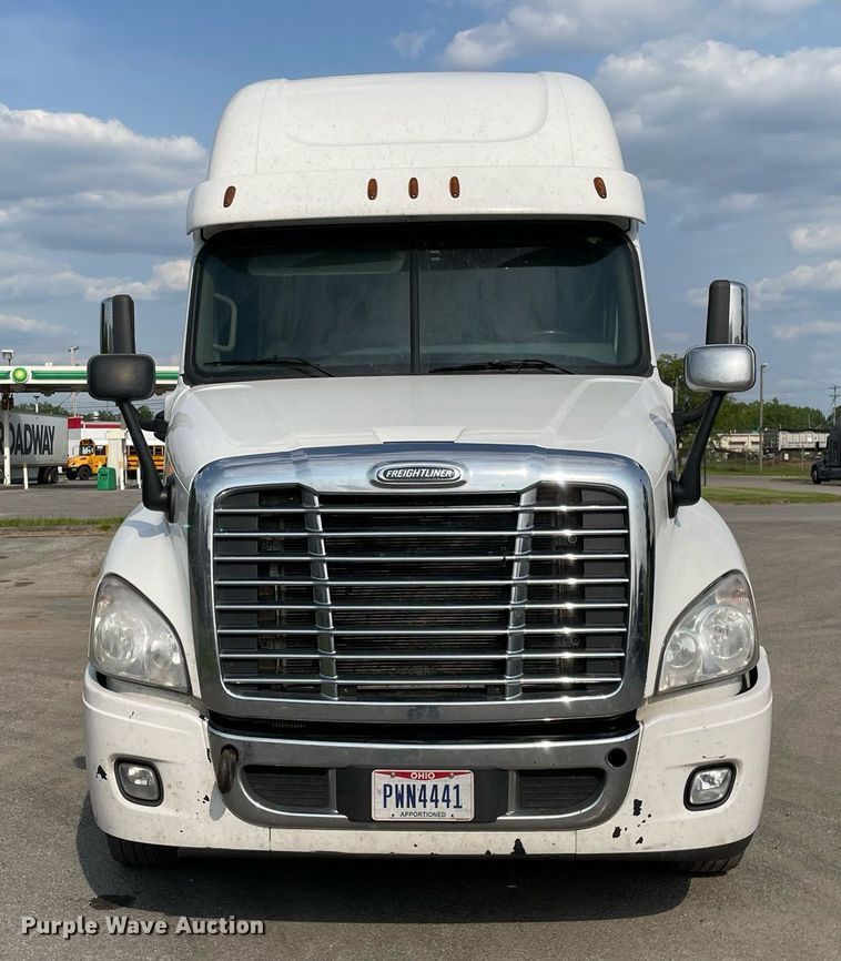 image for item LJ9689 2016 Freightliner Cascadia 125  semi truck