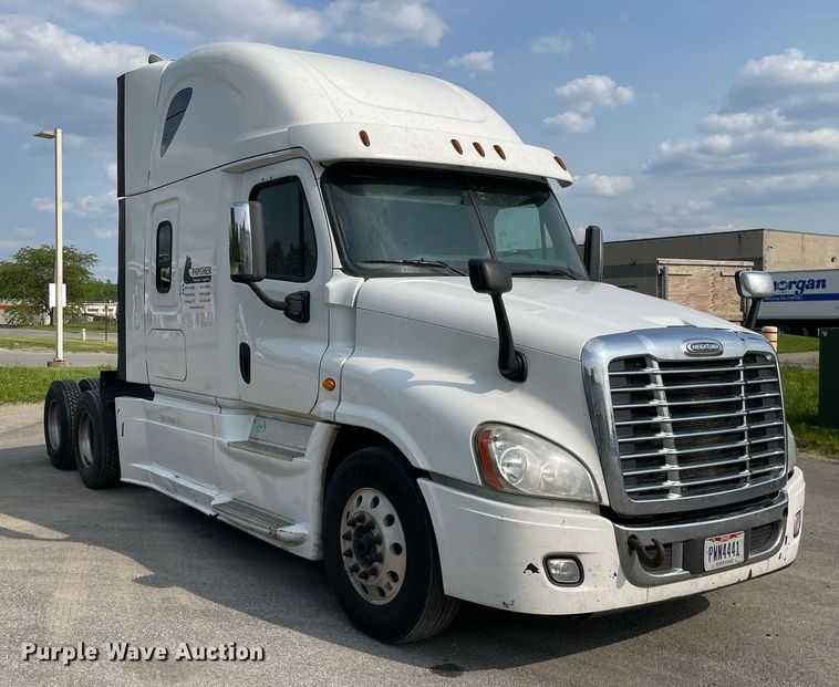 image for item LJ9689 2016 Freightliner Cascadia 125  semi truck