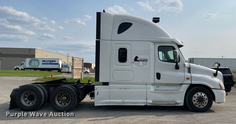 image for item LJ9689 2016 Freightliner Cascadia 125  semi truck