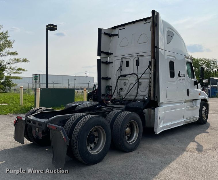 image for item LJ9689 2016 Freightliner Cascadia 125  semi truck