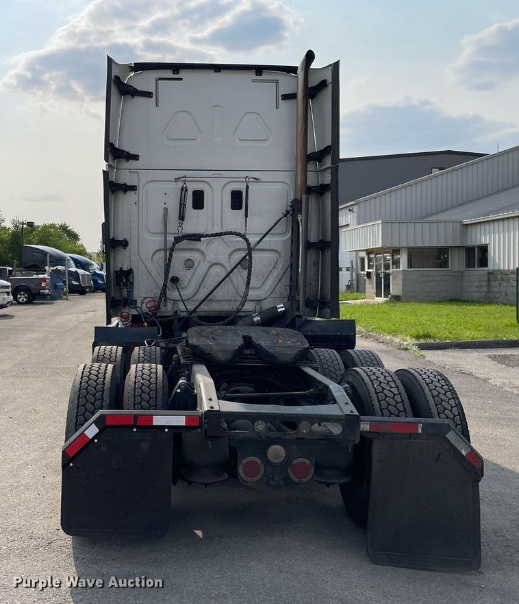 image for item LJ9689 2016 Freightliner Cascadia 125  semi truck