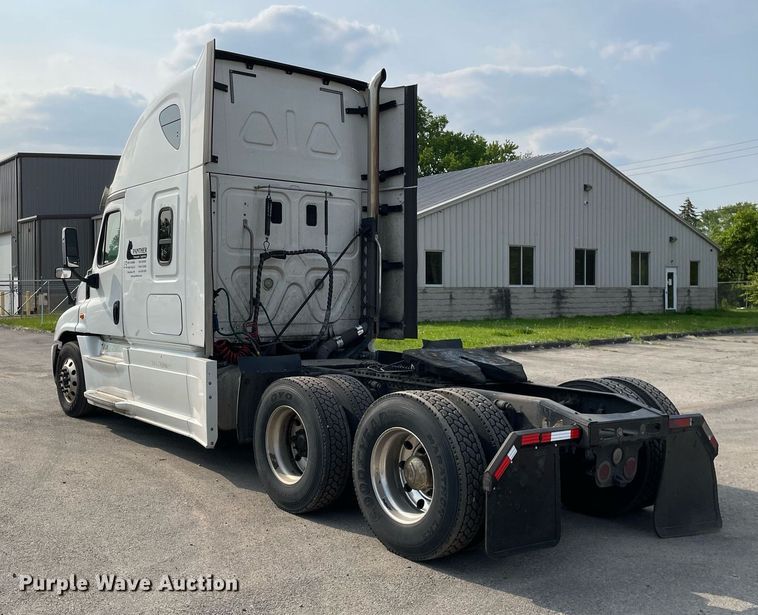 image for item LJ9689 2016 Freightliner Cascadia 125  semi truck