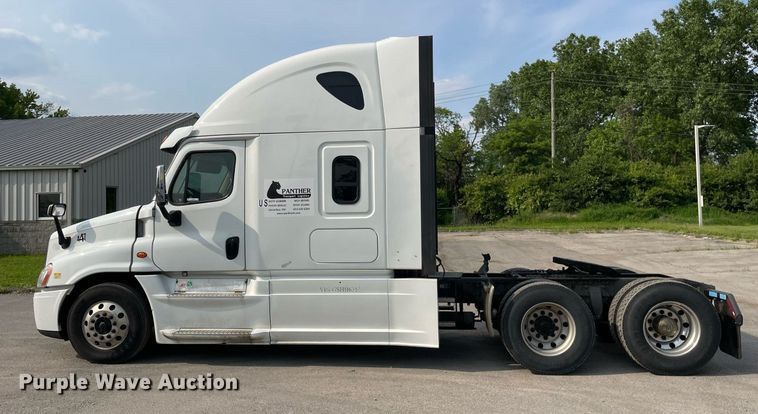 image for item LJ9689 2016 Freightliner Cascadia 125  semi truck