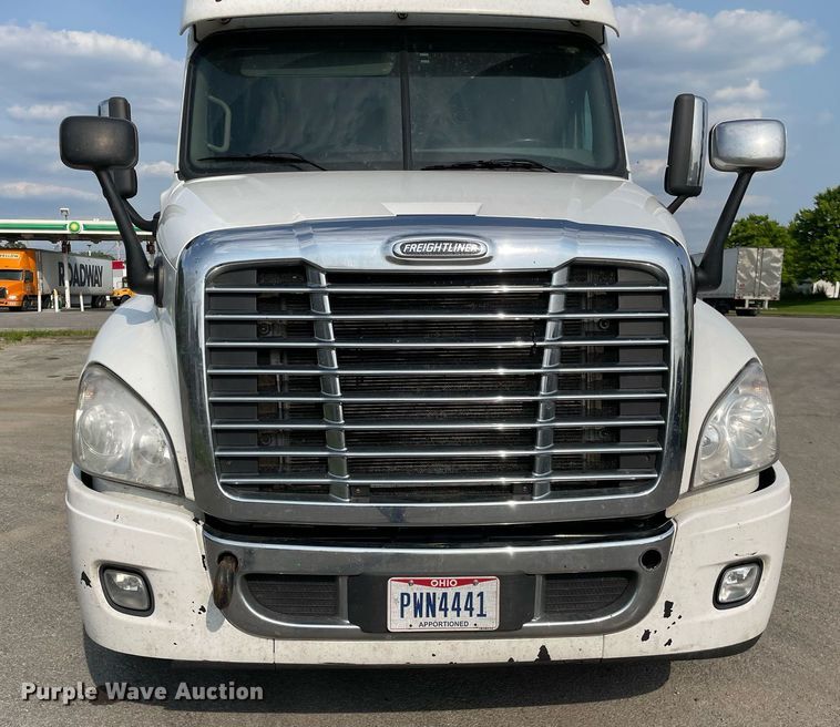 image for item LJ9689 2016 Freightliner Cascadia 125  semi truck