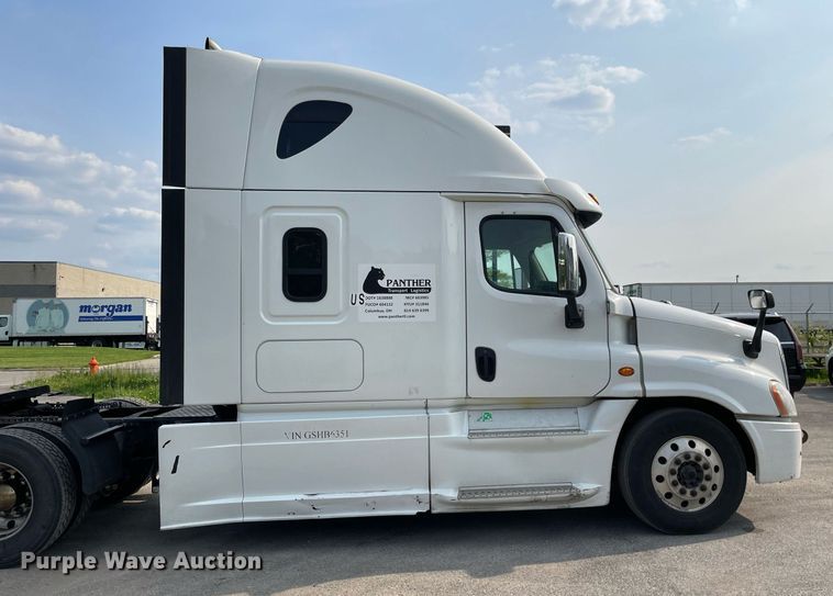 image for item LJ9689 2016 Freightliner Cascadia 125  semi truck