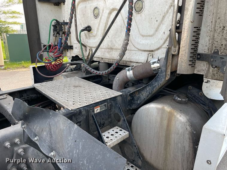 image for item LJ9689 2016 Freightliner Cascadia 125  semi truck