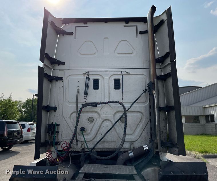 image for item LJ9689 2016 Freightliner Cascadia 125  semi truck