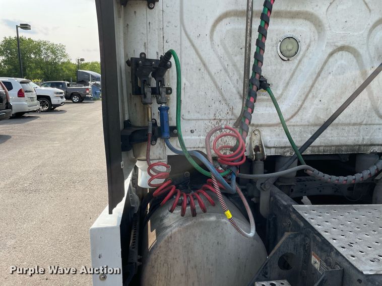 image for item LJ9689 2016 Freightliner Cascadia 125  semi truck