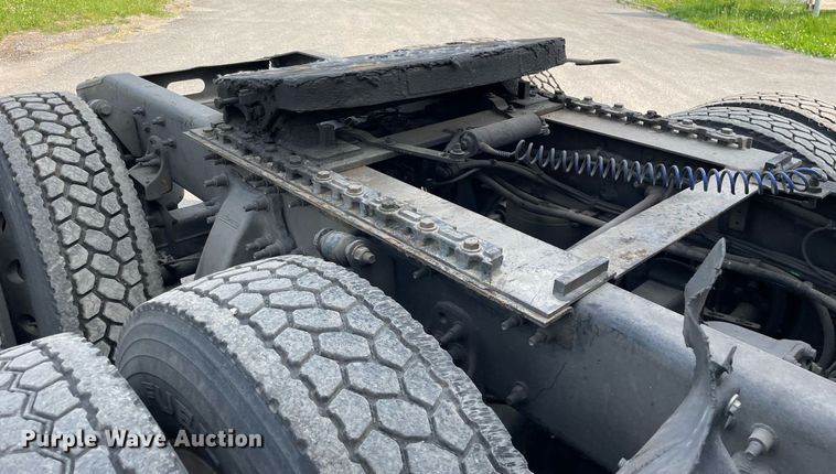 image for item LJ9689 2016 Freightliner Cascadia 125  semi truck