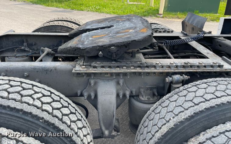 image for item LJ9689 2016 Freightliner Cascadia 125  semi truck