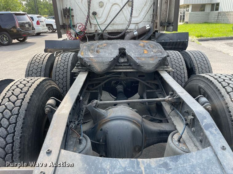 image for item LJ9689 2016 Freightliner Cascadia 125  semi truck