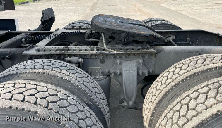 image for item LJ9689 2016 Freightliner Cascadia 125  semi truck