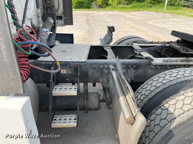 image for item LJ9689 2016 Freightliner Cascadia 125  semi truck