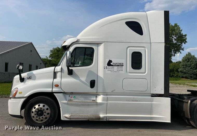 image for item LJ9689 2016 Freightliner Cascadia 125  semi truck