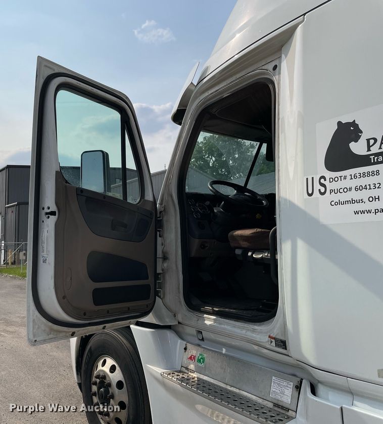 image for item LJ9689 2016 Freightliner Cascadia 125  semi truck