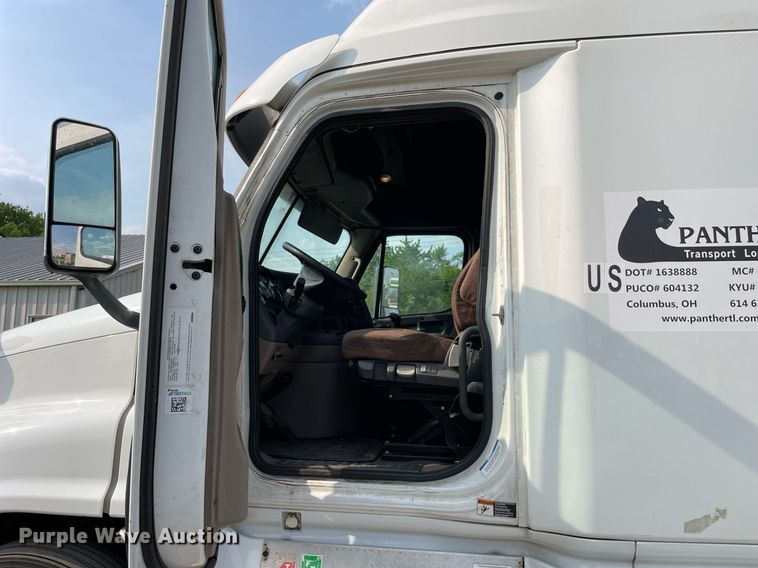 image for item LJ9689 2016 Freightliner Cascadia 125  semi truck