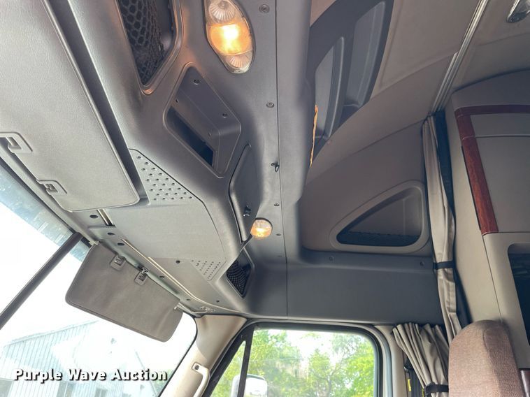 image for item LJ9689 2016 Freightliner Cascadia 125  semi truck