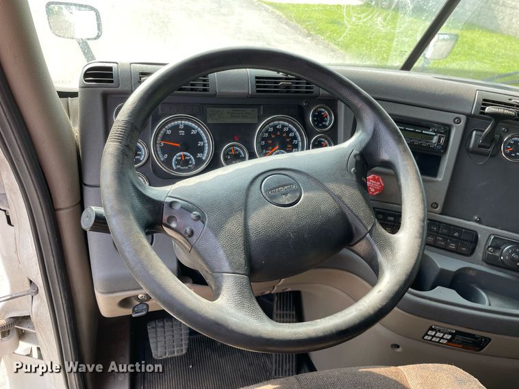 image for item LJ9689 2016 Freightliner Cascadia 125  semi truck