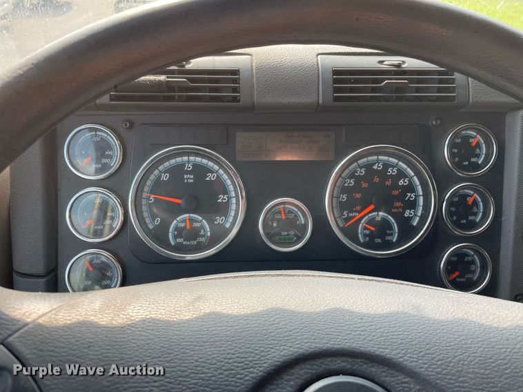 image for item LJ9689 2016 Freightliner Cascadia 125  semi truck