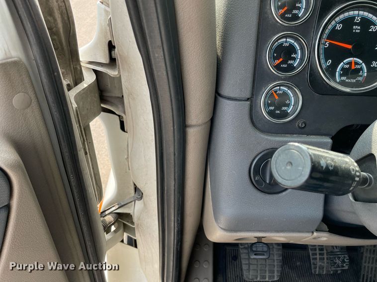 image for item LJ9689 2016 Freightliner Cascadia 125  semi truck