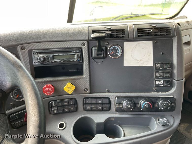 image for item LJ9689 2016 Freightliner Cascadia 125  semi truck