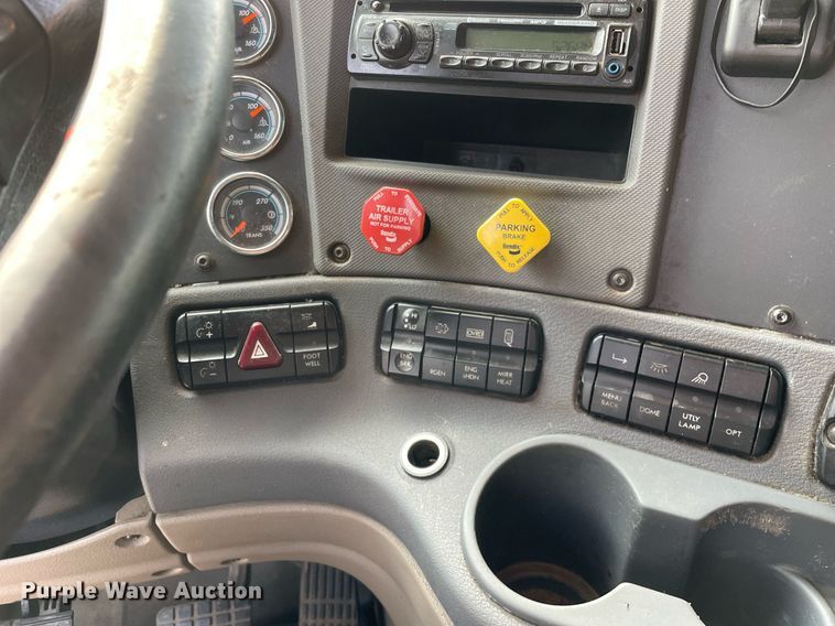 image for item LJ9689 2016 Freightliner Cascadia 125  semi truck