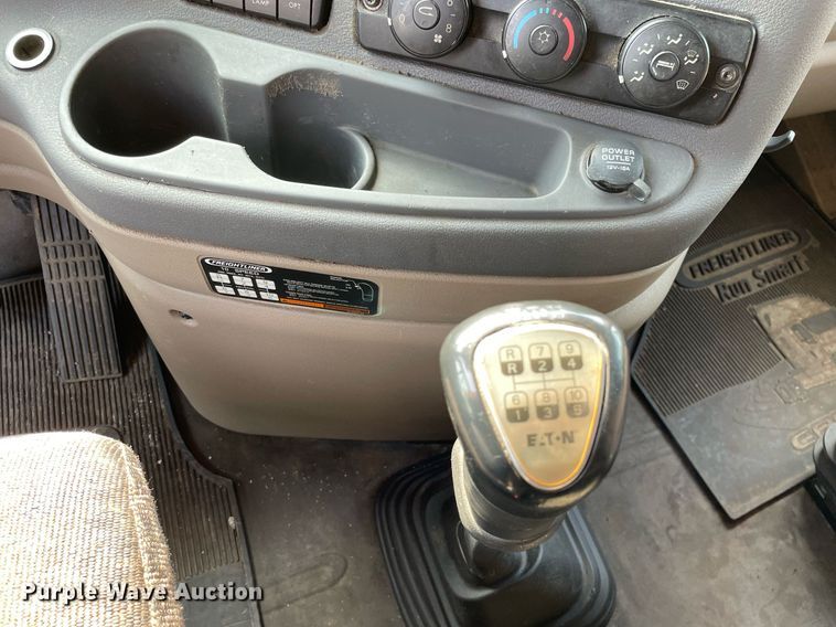 image for item LJ9689 2016 Freightliner Cascadia 125  semi truck