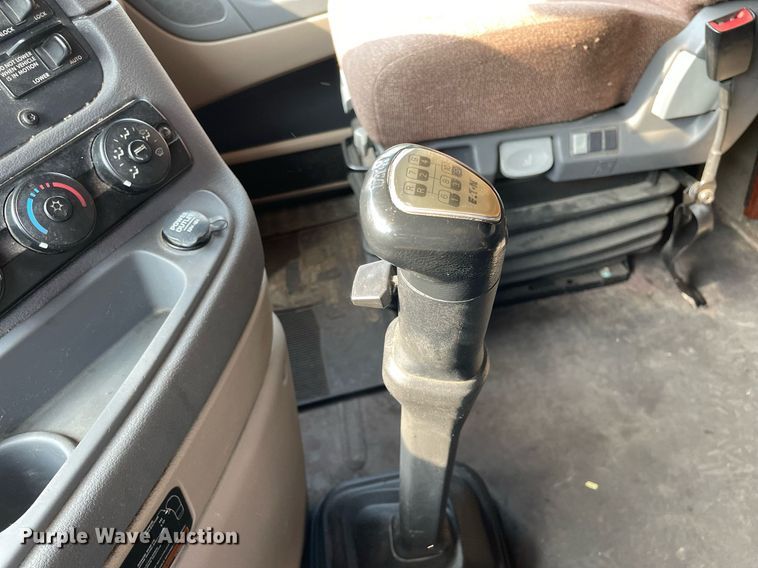 image for item LJ9689 2016 Freightliner Cascadia 125  semi truck