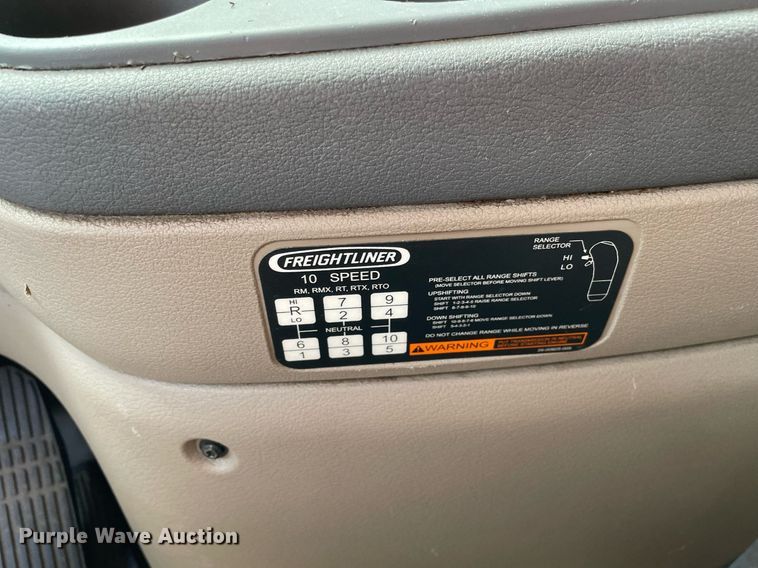 image for item LJ9689 2016 Freightliner Cascadia 125  semi truck