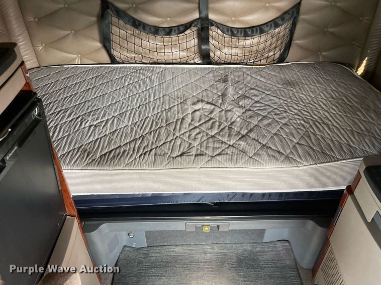 image for item LJ9689 2016 Freightliner Cascadia 125  semi truck