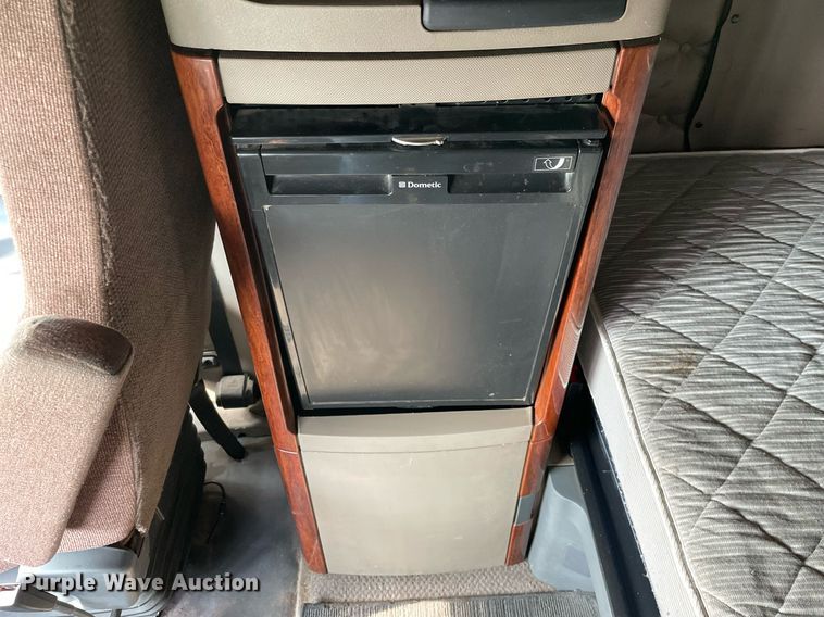 image for item LJ9689 2016 Freightliner Cascadia 125  semi truck