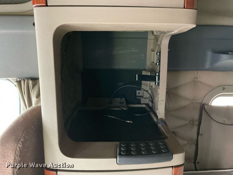 image for item LJ9689 2016 Freightliner Cascadia 125  semi truck